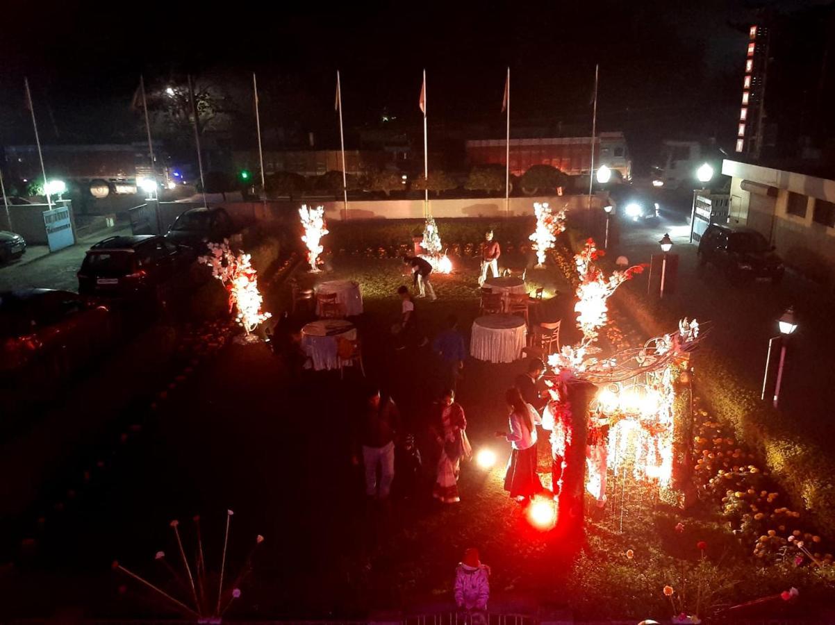Hotel Samrat Baharampur エクステリア 写真