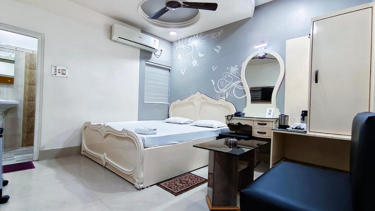 Hotel Samrat Baharampur エクステリア 写真