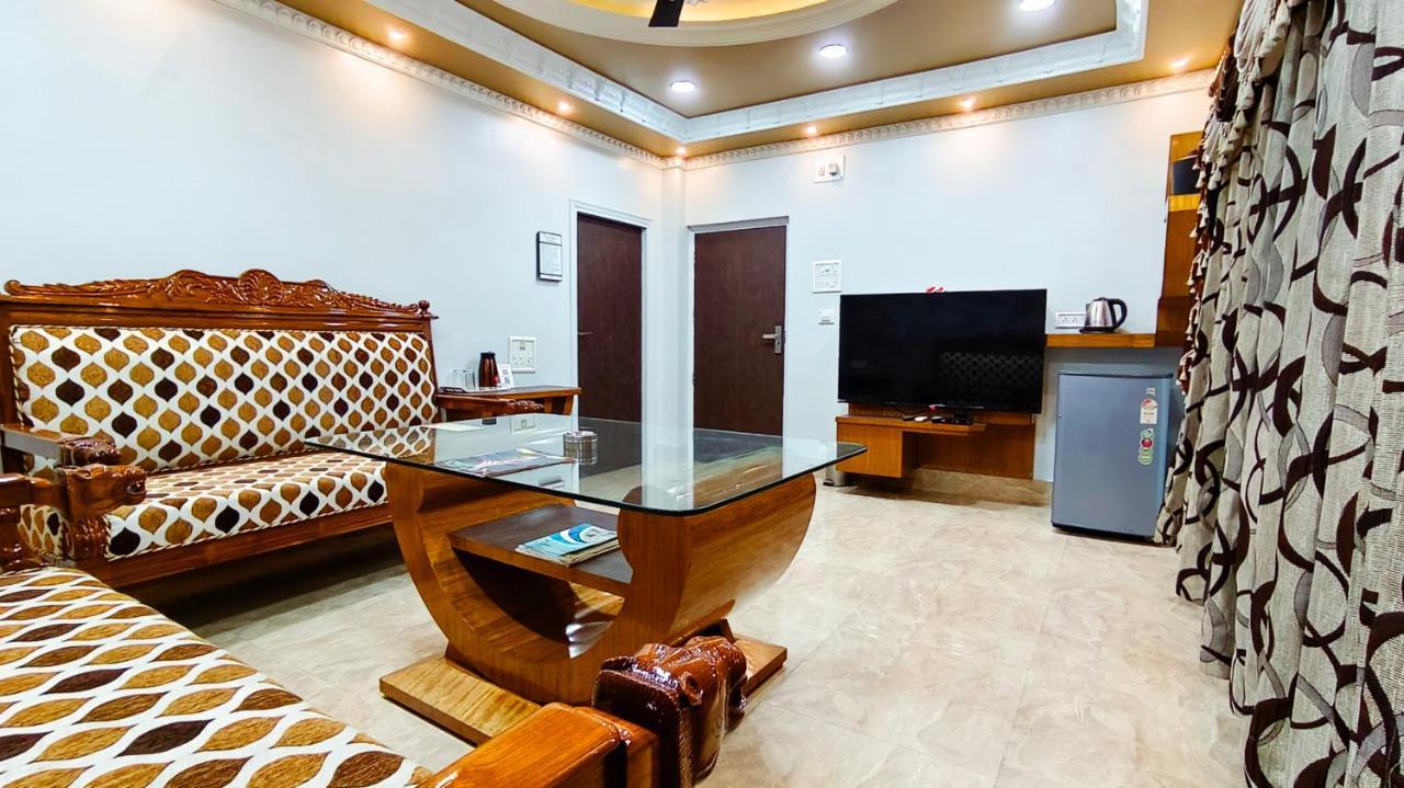 Hotel Samrat Baharampur エクステリア 写真