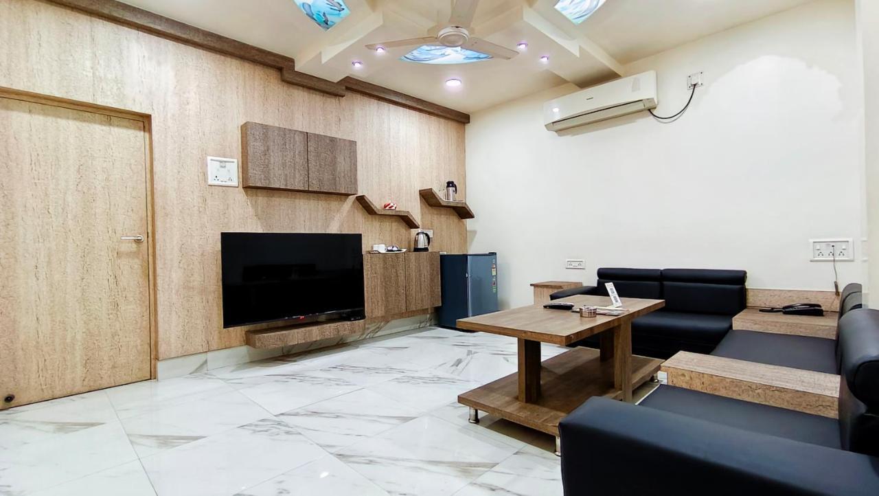 Hotel Samrat Baharampur エクステリア 写真