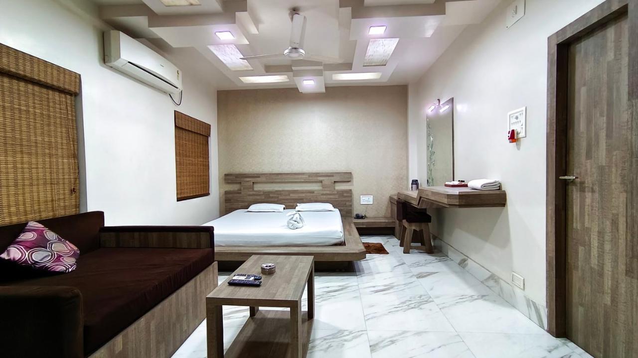 Hotel Samrat Baharampur エクステリア 写真