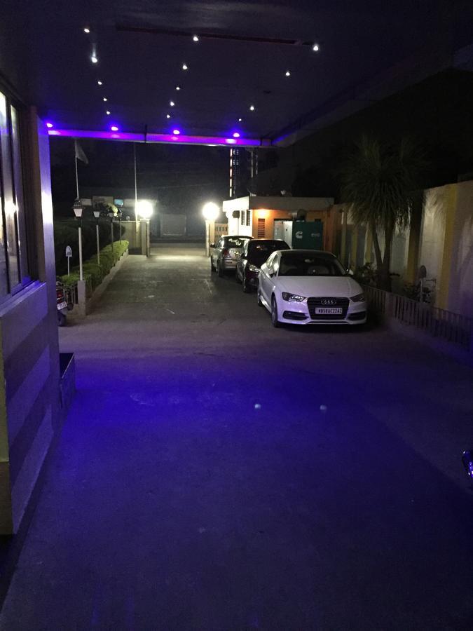 Hotel Samrat Baharampur エクステリア 写真