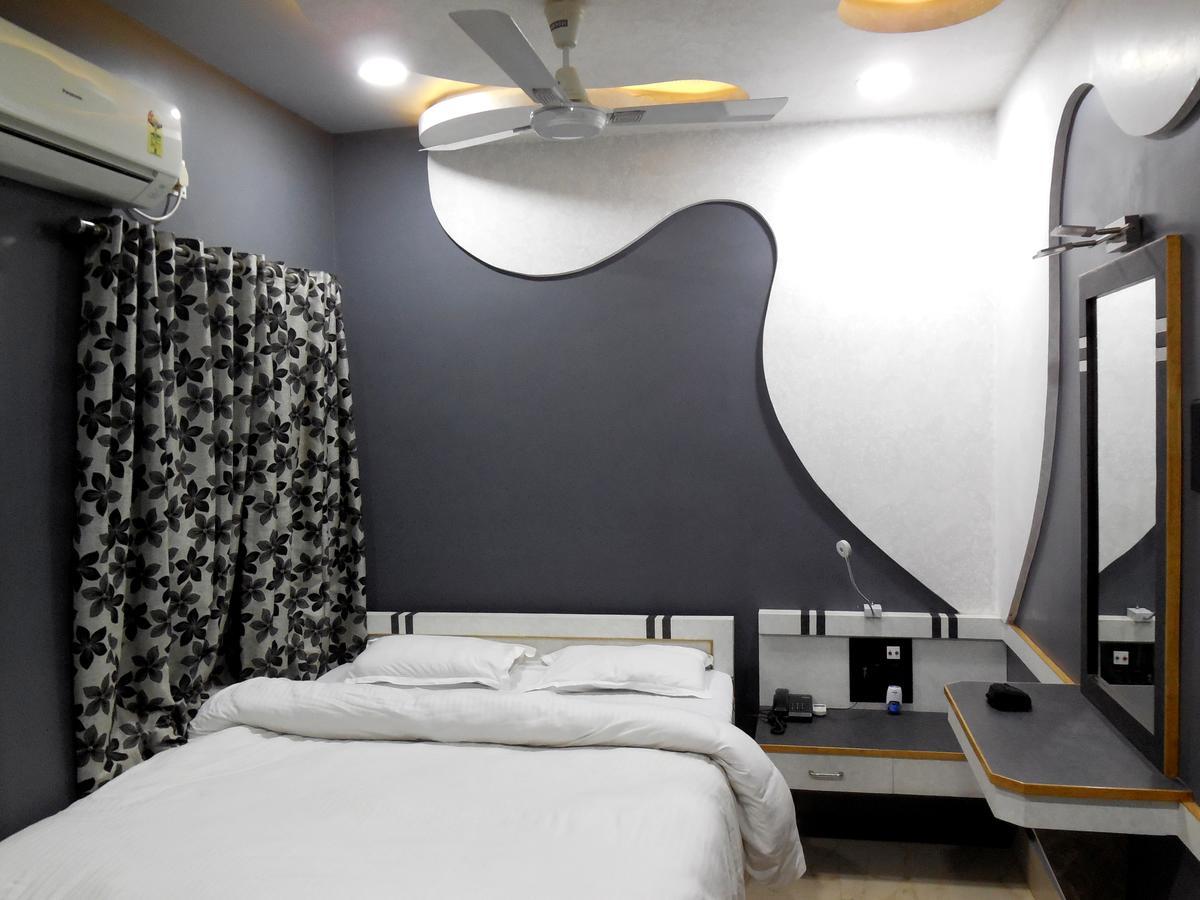 Hotel Samrat Baharampur エクステリア 写真