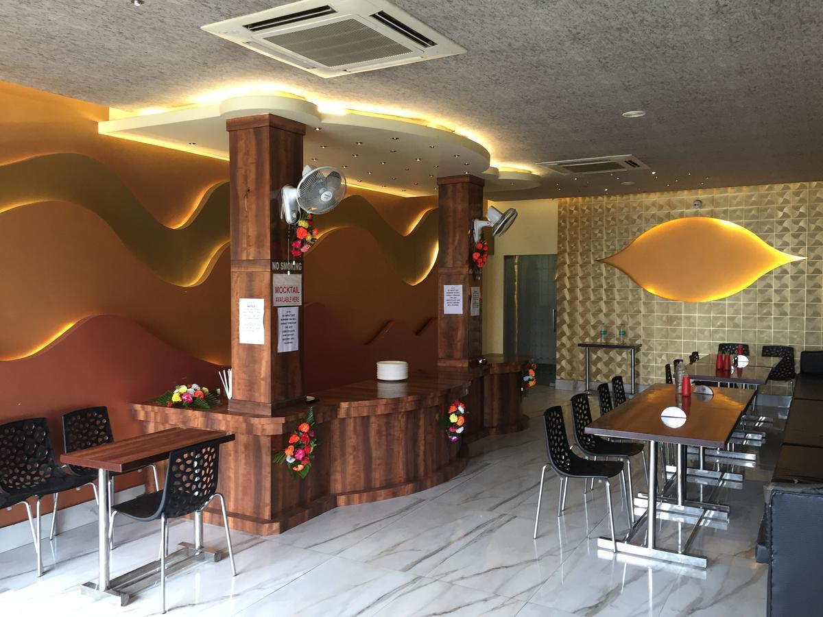 Hotel Samrat Baharampur エクステリア 写真